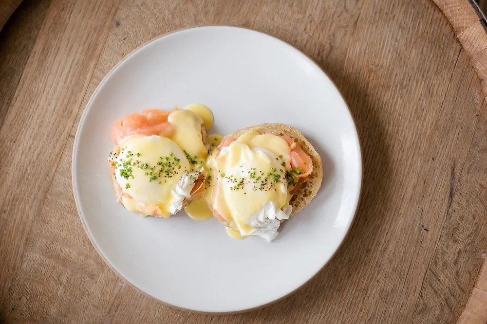Eggs benedict with smoked salmon and hollandaise